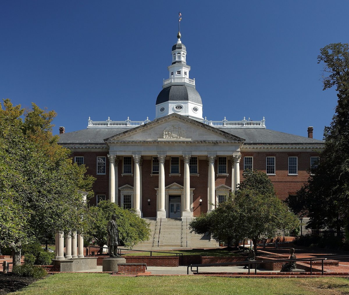 Maryland State House in Annapolis on a sunny day.